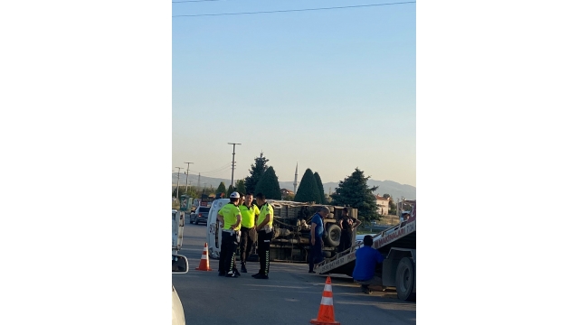 Karaman'da kamyonet yan yattı