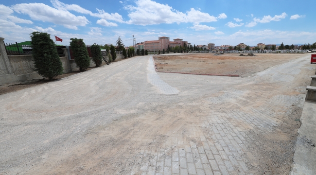 KARAMAN ŞEHİR MEZARLIĞINA ARAÇLAR İÇİN YENİ GİRİŞ KAPISI AÇILDI